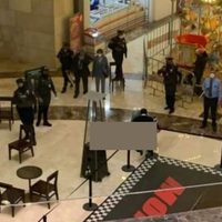 Mujer muere tras caer en centro comercial de CDMX