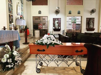 Ataúdes en la calle; se venden afuera de unidad de Covid-19