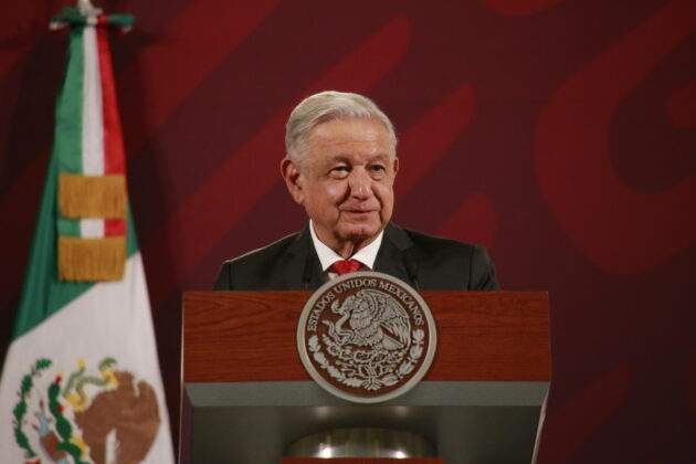 AMLO afirma estar orgulloso de los libros de texto y reprueba su destrucción