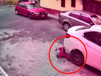 VIDEO Auto atropella a niño y pasa por encima de su cabeza en Iztapalapa