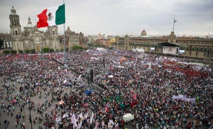 El «AMLO FEST» da comienzo frente a miles de personas, para celebrar el triunfo electoral de Morena.
