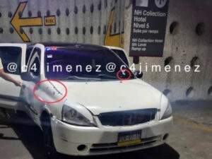 Policías arribaron al estacionamiento de la Terminal 2 del AICM tras la persecución de un vehículo; una mujer recibió un disparo en la cabeza.