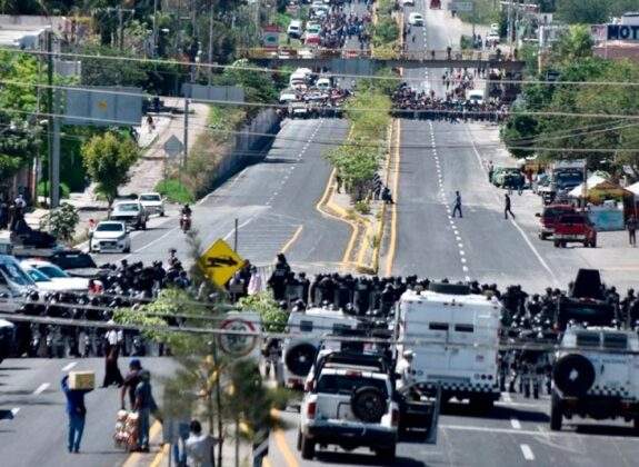 Luego de alcanzar acuerdos con autoridades de Guerrero habitantes se retiraron de la Autopista del Sol tras más de 6 horas de bloqueo en la Chilpancingo-Acapulco, México-Acapulco y la México–Zihuatanejo y liberaron a 13 funcionarios retenidos en el mismo punto