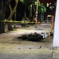 VIDEO Muere motociclista tras estrellarse contra un poste en Xochimilco