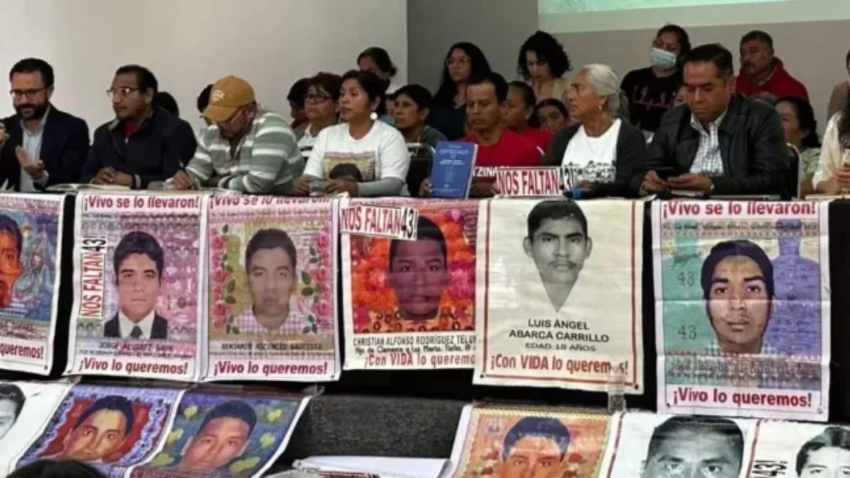 Padres de los estudiantes desaparecidos de Ayotzinapa, demandan al presidente Andrés Manuel López Obrador los atienda y obligue al ejército a entregar toda la información