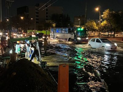 Megafuga de agua potable es reparada en Paseo de la Reforma en CDMX