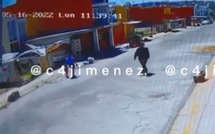 VIDEO Hombre drogado patea a niña mientras camina por la calle en Puebla