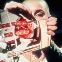 El día que Sinéad O’Connor alzó la voz y rompió una foto del papa en televisión
