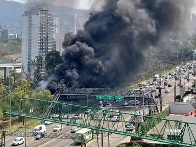 FOTOS Registran mega incendio sobre la carretera México-Toluca
