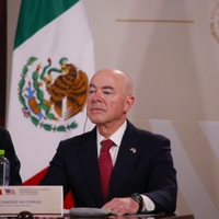 Estados Unidos no construirá un muro, asegura Mayorkas en México