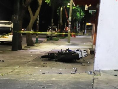 VIDEO Muere motociclista tras estrellarse contra un poste en Xochimilco