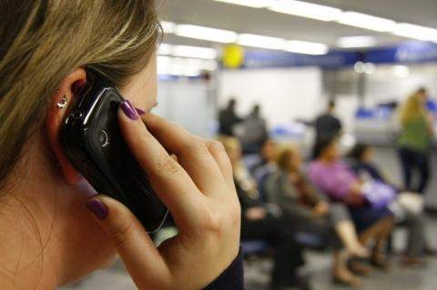 Usuarios de redes volvieron a circular la imagen en la que se advierte que sucursales bancarias aplicaran «foto multa» a quien saque el teléfono móvil en las sucursales bancarias.