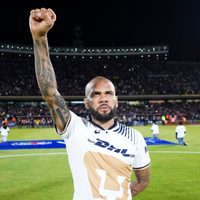 VIDEO Dani Alves debuta con Pumas y pone pase de gol contra Mazatlán