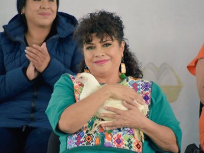 Iztapalapa regala 2 mil gallinas a familias para cosechar huevos en casa