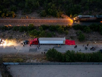 Conductor de tráiler acusado de tráfico de personas finge ser sobreviviente