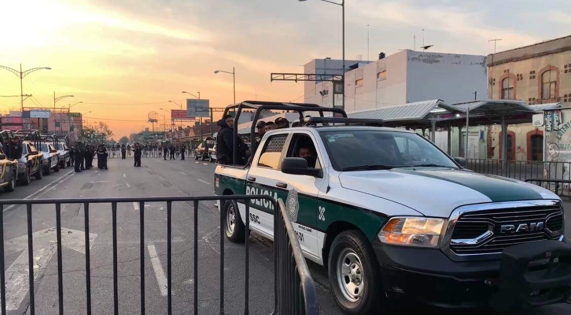 Más de 3 mil policías quitan puestos de Tepito para liberar 4 carriles. Foto: Especial
