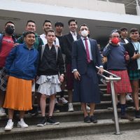 FOTOS Profesor y alumnos asisten con falda a la Universidad de Veracruz