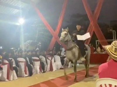 Joven recibe su diploma MONTADO A CABALLO