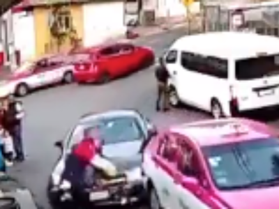 VIDEO Mujer que bajaba de taxi es arrollada en CDMX