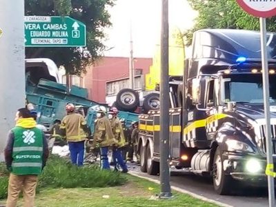 ¿Quién puso aquí las cebollas? Camión vuelca en CDMX esta mañana