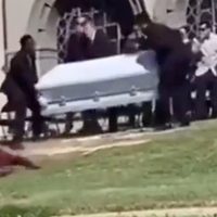 VIDEO: Ataúd se rompe, cadáver cae cuesta abajo y se hace VIRAL