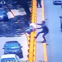 VIDEO Automovilista evita que mujer se suicide en Circuito Interior