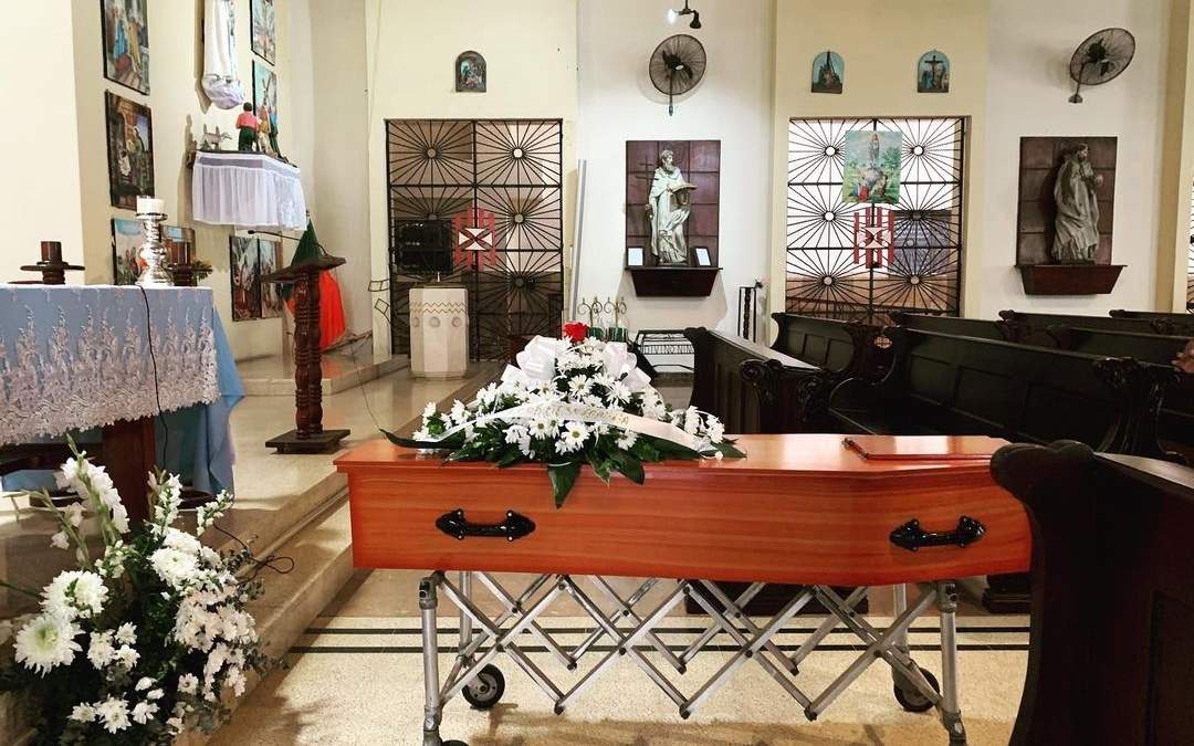 Ataúdes se venden en la calle para dolientes del covid-19