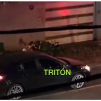 VIDEO: Así este policía le robó su celular a un conductor