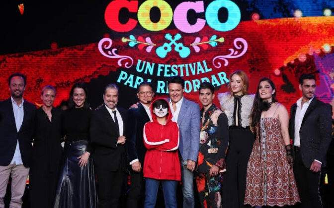 Un espectáculo de tres horas que te transportará al mundo de los muertos y conquistará corazones con un show musical donde participan destacados artistas, la proyección de la película de Disney ‘Coco’, un altar monumental con ofrenda interactiva, desfile de alebrijes entre otras sorpresas más