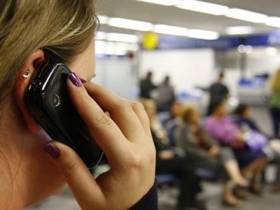 Reviven en redes fake news sobre multa en bancos por usar celular