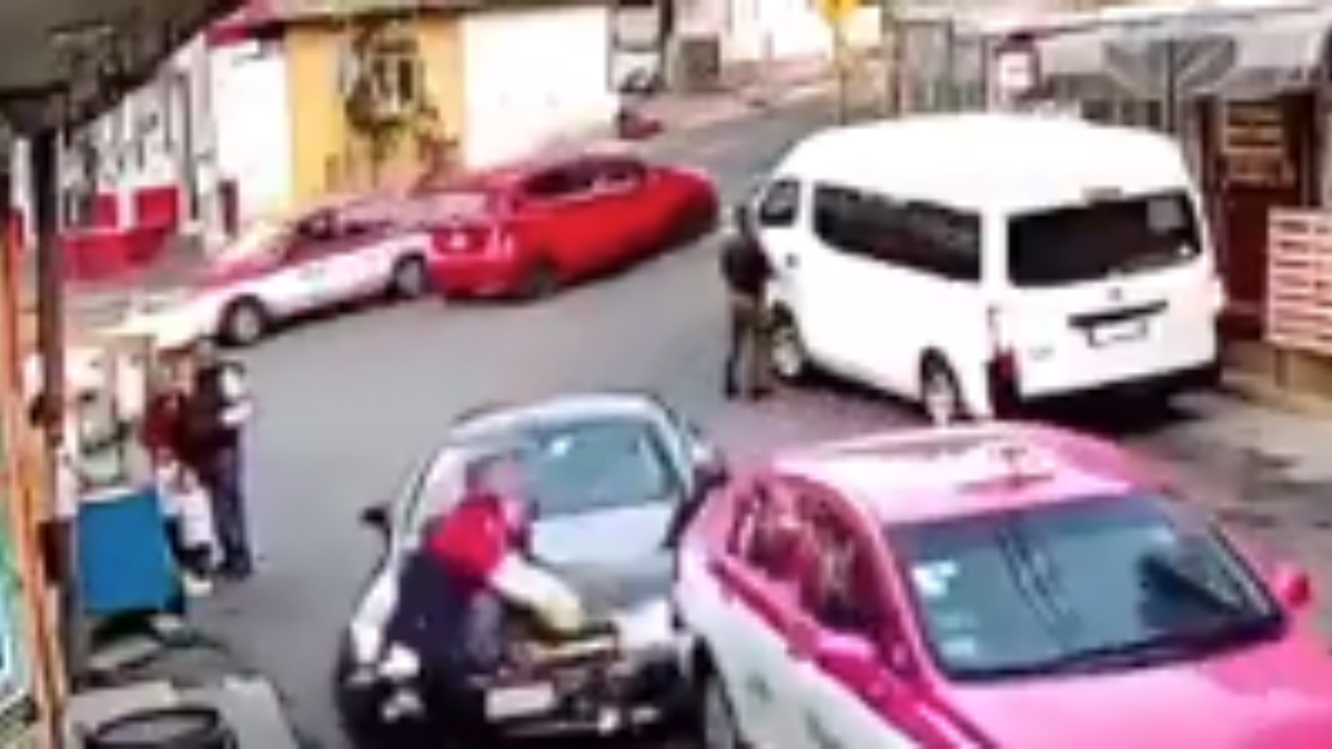 La mujer fue arrollada por un automóvil negro que confundió los pedales