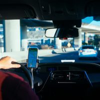 En Uber, menor de edad da a luz