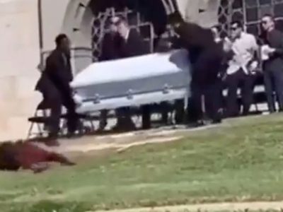 VIDEO: Ataúd se rompe, cadáver cae cuesta abajo y se hace VIRAL