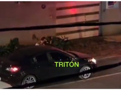 VIDEO: Así este policía le robó su celular a un conductor