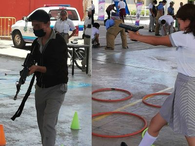 Estudiantes de secundaria aprenden a disparar en Guanajuato