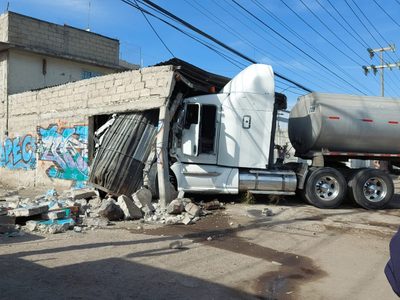 VIDEO ¡Hasta la cocina! Tráiler choca y destruye una casa en Ecatepec