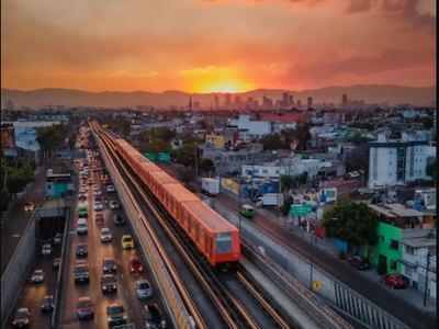 Conductora del metro de la CDMX se hace viral por dedicar canciones a usuarios