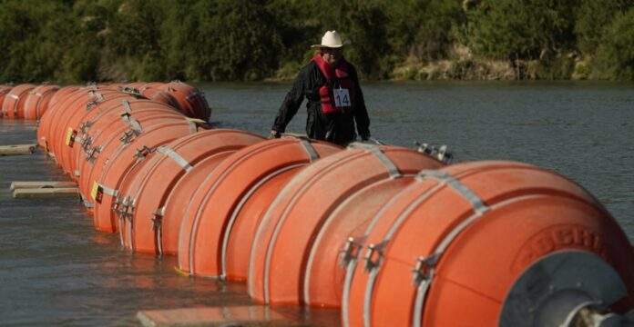 Un juez federal ordenó al gobierno de Texas retirar las boyas del Río Bravo antes de 15 de septiembre