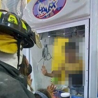 ¿Cómo llegó ahí? Este niño quedó atrapado en una máquina para sacar peluches