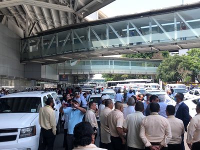 ¡Caos total! Taxistas bloquean Terminal 1 y 2 del AICM
