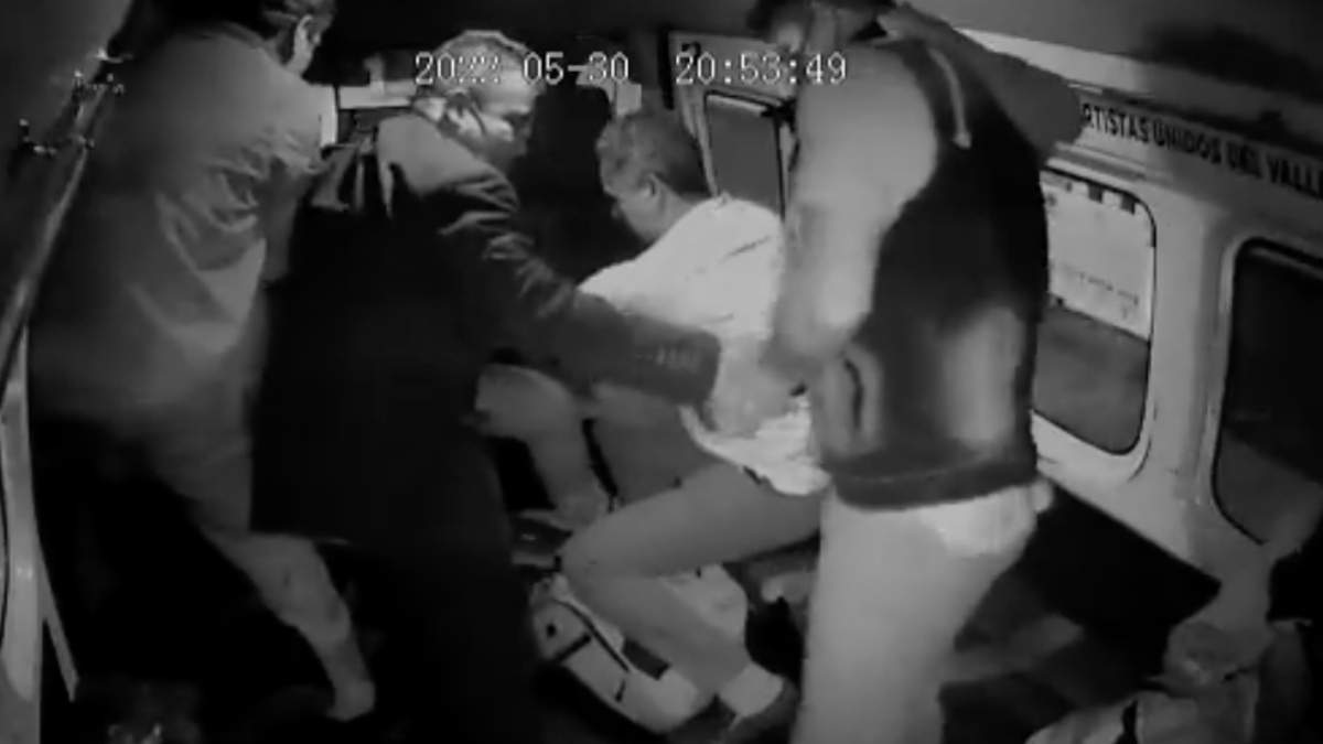 VIDEO Pasajeros quitan pistola y golpean a asaltante en combi de Naucalpan. Foto: Especial