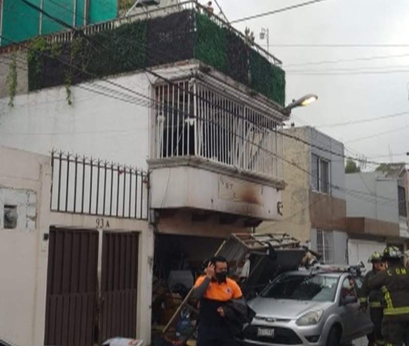 Los equipos de emergencia están ya en el sitio para sofocar el incendio.