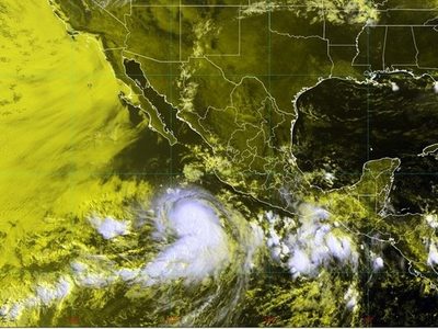 La tormenta tropical Adrián se fortalece a huracán categoría 1