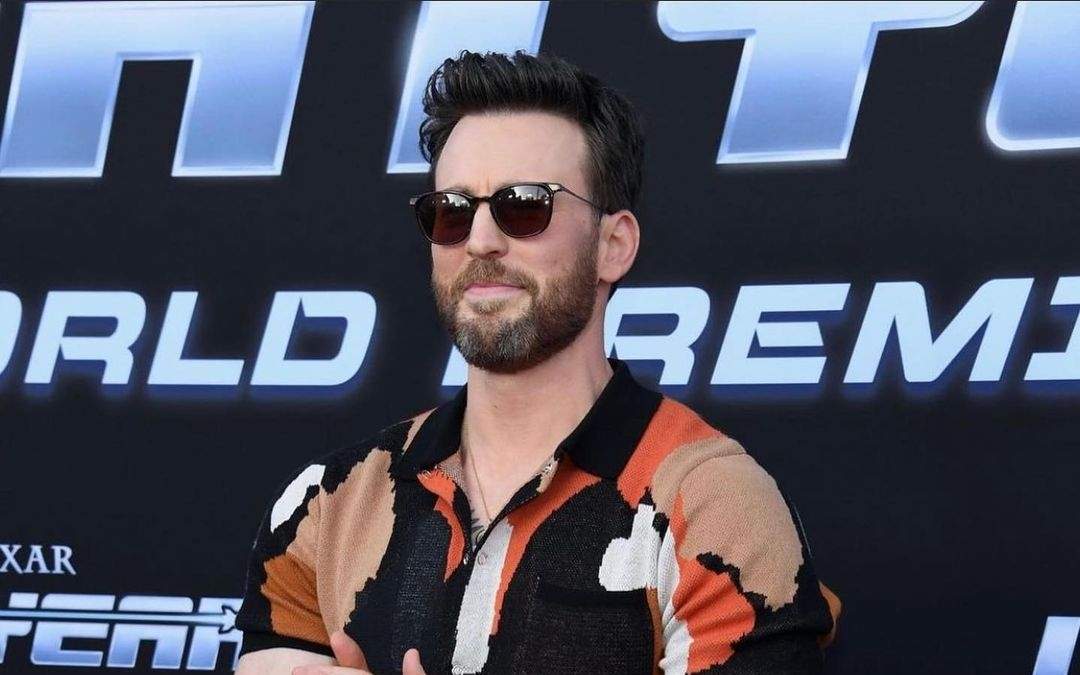 Chris Evans aunque no sabe de los memes de internet, no cerró la posibilidad de salir con Shakira