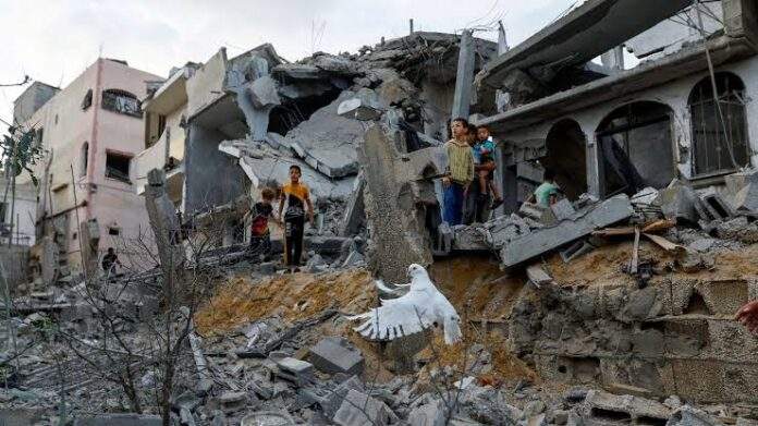 Después del ataque, Israel detuvo la entrada de alimentos, agua, combustible y medicinas a territorio de Gaza una franja de tierra de 40 kilómetros de largo encajada entre Israel, Egipto y el mar Mediterráneo que alberga a 2,3 millones de palestinos