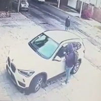 VIDEO: Rescató a su hija a pesar de ser amenazada con armas