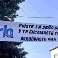Madre coloca manta con el nombre de la amante de su marido; es profesora de su hijo