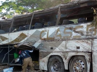 Falla de frenos causa accidente de autobús en Nayarit