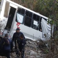 Este fue el saldo de un choque y volcadura de microbús