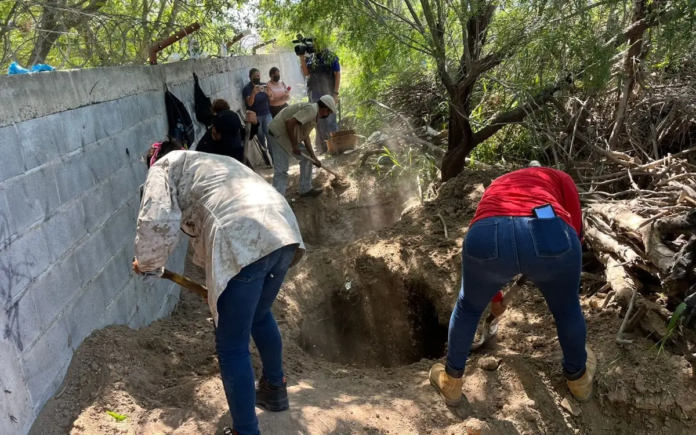 El colectivo de buscadores califica el hallazgo como “un campo de exterminio” con fosas por todas partes en el bordo del canal Rodhe en la colonia Infonavit Arboledas de Reynosa.